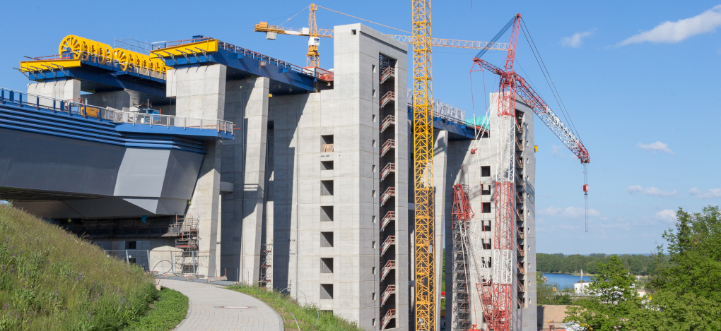 Geländestufe am neuen Schiffshebewerk Niederfinow