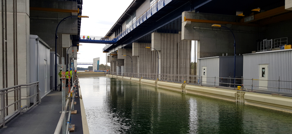 After the first trough lift the trough incl. superstructures is located in the upper berthing position and thus at the upper duct level.