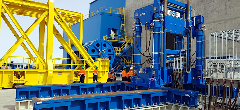 Preparations for rope laying: Assembly and functional tests of the equipment. On the right in the picture the 6-rope clamping and lifting device with hydraulic system.